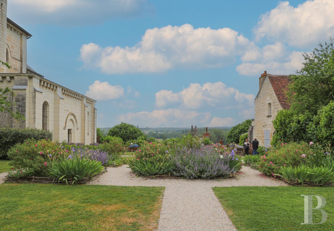 À Loches, au sud-est de Tours, une maison patricienne du 19e siècle posée sur les remparts de la ville - photo  n°46